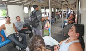 Ambulantes transformam viagens de trem e metrô no Rio em um comércio sobre trilhos