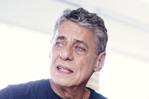 Chico Buarque aciona Polícia Civil do Rio após ameaça de morte na internet