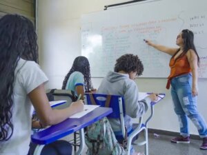 Educação ganha espaço no debate eleitoral com foco em permanência, alfabetização e ensino técnico