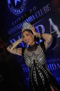 Cultura e Ritmo: Rayara Amaral é coroada Rainha do Botafogo Samba Clube no Engenhão