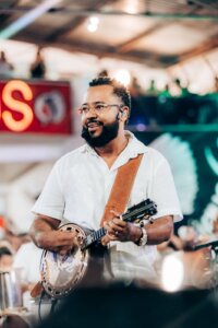 Dudu leva roda de samba para o Cacique de ramos com convidados especiais