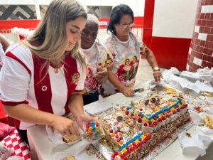 Porto da Pedra prepara mais de 2 mil saquinhos de doces para São Cosme e Damião em São Gonçalo