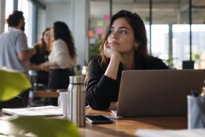 Geração Z quer crescer, mas não a qualquer custo: Empresas precisam mudar ou os jovens é que precisam adaptar?