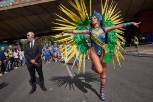 Presidente Liani Devito celebra bicampeonato do Império da Rainha no Carnaval de Londres