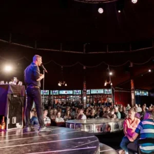 Humor e vinho se encontram no Teatro Rival Petrobras com a comédia “An Idiot’s Guide to Wine”