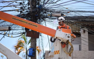 Light identifica mais de 3 mil irregularidades e oito prisões em ações de combate ao furto de energia em setembro