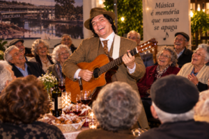 O Cantador de Histórias: Quando as pessoas partem, a música continua cantando