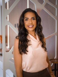 Médica no samba: Nathalia Brito alerta sobre mito da reposição hormonal e câncer de mama