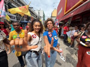 Juliana Alves vai às ruas com Talíria Petrone em São Gonçalo