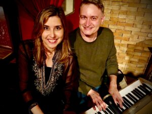 Marvio Ciribelli recebe a apresentadora Mylena Ciribelli, comemorando o aniversário e também homenageando o conterrâneo Sérgio Mendes, no Espaço Gafieira, em Icaraí
