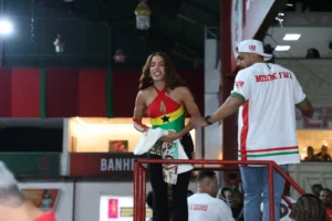 Anitta marca presença em ensaio da Grande Rio em Caxias