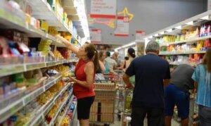 Varejo alimentar cresce 6,5% no Brasil e Abras relaciona avanço à proibição das bets