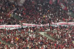 Por bets, torcida do Flamengo protesta e xinga Lula